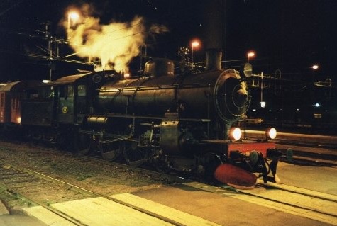 Efter en sen resa på Fryksdalsbanan kunde dåvarande SWB A 95 pusta ut på bangården i Kil innan det var dags för slaggning och stallning. Foto Dan Carlsson.
