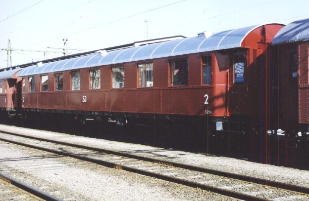 <b>SJ Bo5b 3294</b> på spår 1 vid Sundsvalls centralstation 2001-04-22.