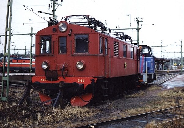 Du2 349 utanför överliggningen i Kil 2000-02-13. Eftersom vissa driftsprov gjordes på loket stod det ute vid denna tidpunkt, och inte inne i lokstallet.
