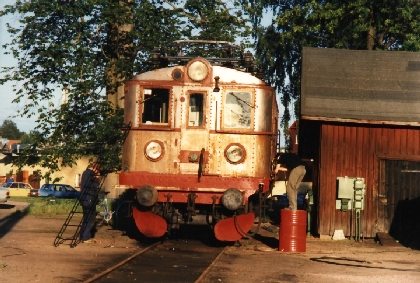 Efter Värmlandstågs köp av Du2 349 målades loket om, men innan målningen hackades loket plåtrent och ses här utanför sandboden i Kil i augusti 1987. Foto Martin Forsaeus.