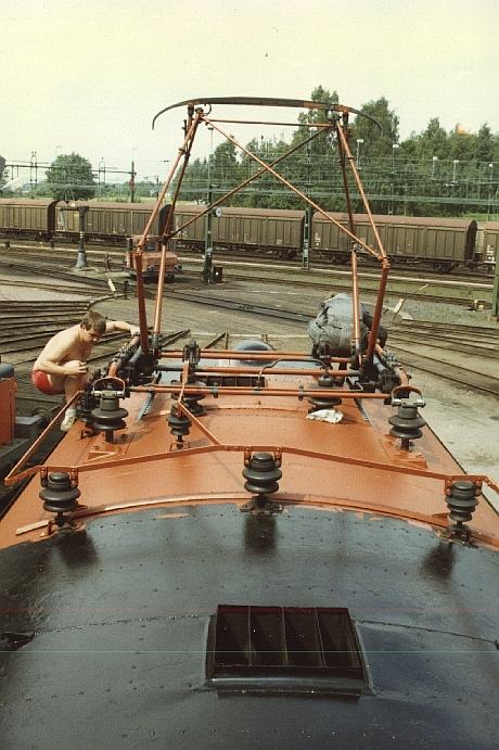 Efter Värmlandstågs köp av 349 målades det bl.a. om, och här ses Dan "Cliffhanger" Carlsson på väg upp på taket. Fotot är taget av Jan Olsson.