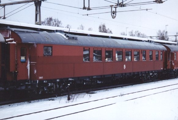 <b>RCo1 3083</b> i Ludvika 1999 i samband med Värmlandstågs julbordsresa.